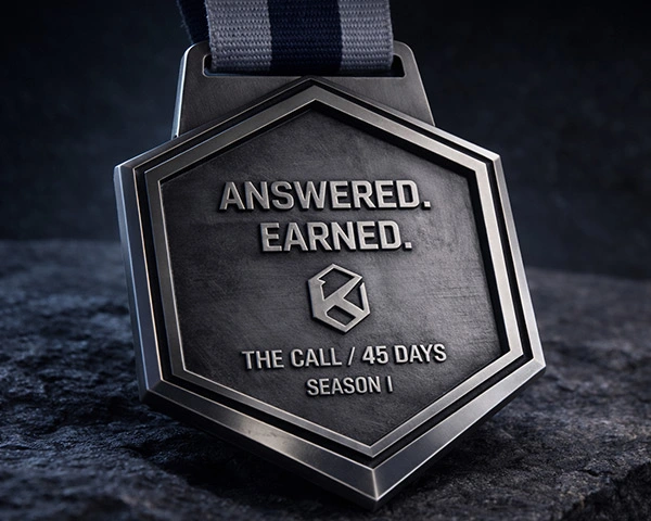 Medalla del reto The Call de 45 días con grabado “Answered. Earned.”