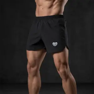 Short de entrenamiento KOLOSSAL Core negro visto desde un ángulo frontal de tres cuartos